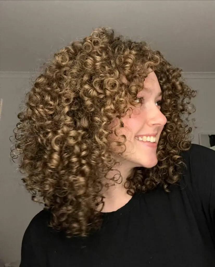 summer curly hairstyle-voluminous curly mane